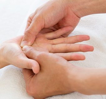 マッサージをする様子